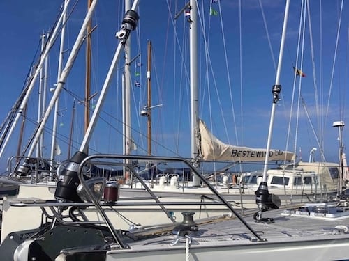 Zeilboten in haven, aan wal, met rolfoksdystemen